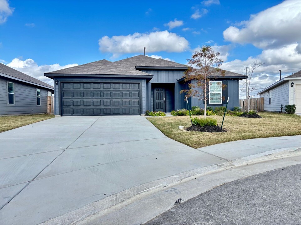 1001 Argonne Frst in Seguin, TX - Building Photo