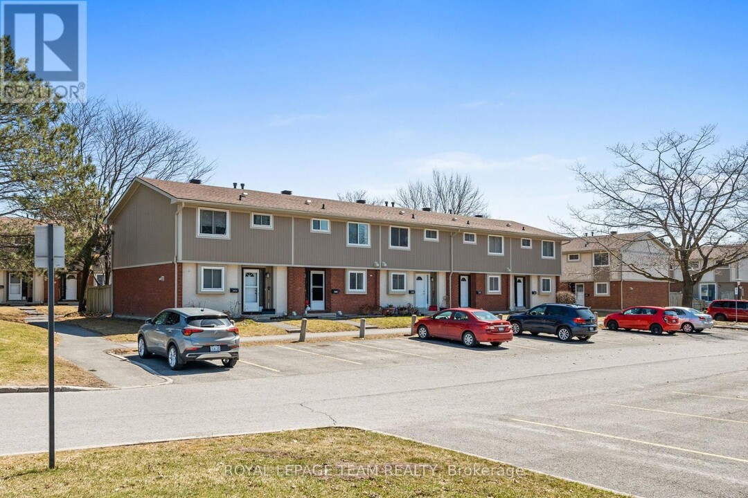 3893 Old Richmond Rd in Ottawa, ON - Building Photo