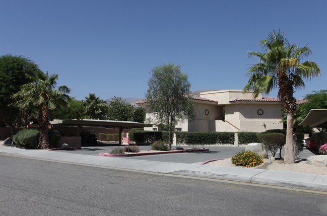 44555 San Rafael Ave in Palm Desert, CA - Foto de edificio - Building Photo