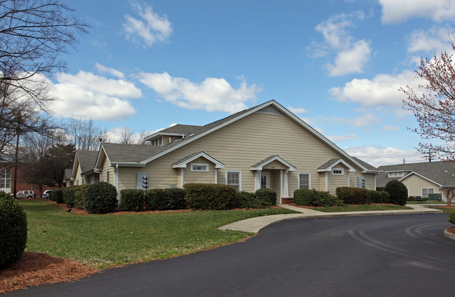 St. Leo's Place in Greensboro, NC - Foto de edificio - Building Photo