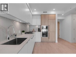 537 Cottonwood Ave in Coquitlam, BC - Building Photo - Building Photo