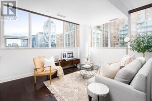 320 Richmond St E in Toronto, ON - Building Photo