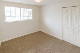 Village Park Apartments in Springfield, OR - Foto de edificio - Building Photo