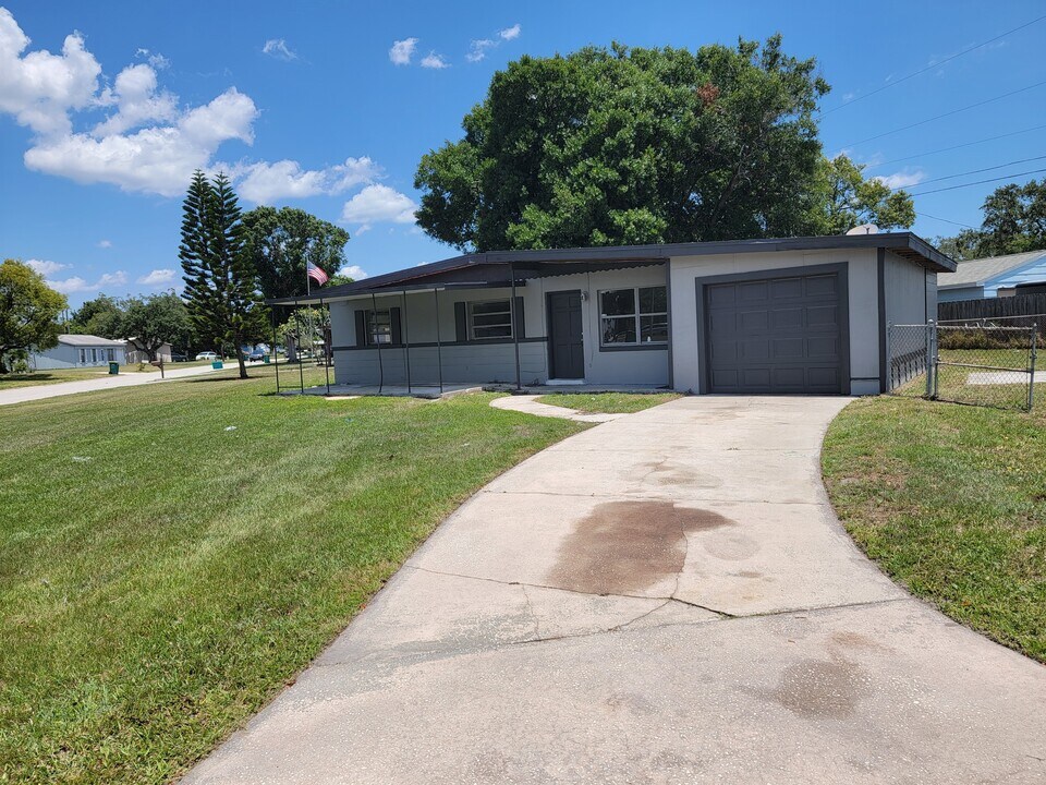 1917 Mosswood Dr in Melbourne, FL - Building Photo