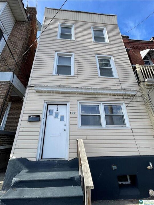 636 Ridge Ave in Allentown, PA - Building Photo