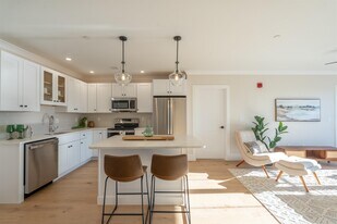 815 Lafayette Rd in Portsmouth, NH - Building Photo