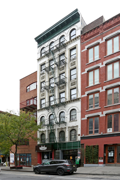 204 Spring St in New York, NY - Building Photo