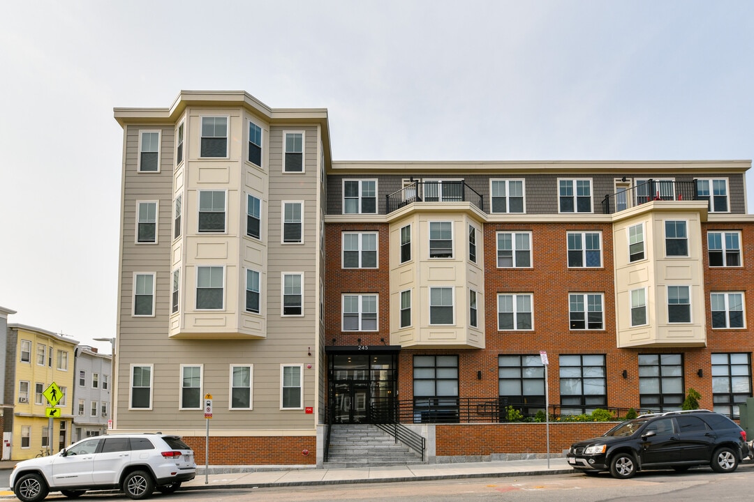 The Residences at 245 Sumner Street in East Boston, MA - Foto de edificio