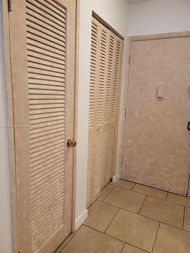 1690 NE 191st St in Miami, FL - Building Photo - Building Photo