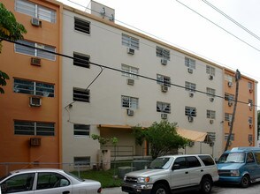 143 SW 9th St in Miami, FL - Building Photo - Building Photo