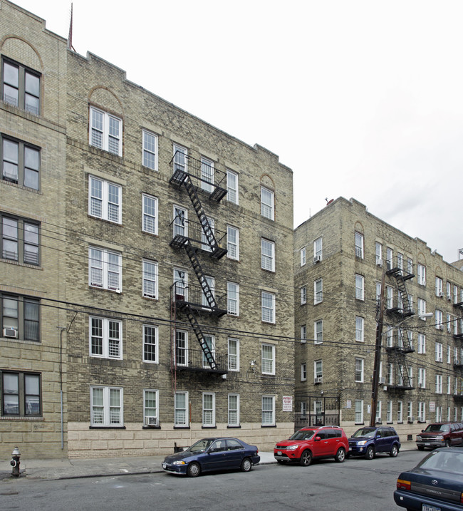 3031 Holland Ave in Bronx, NY - Foto de edificio - Building Photo