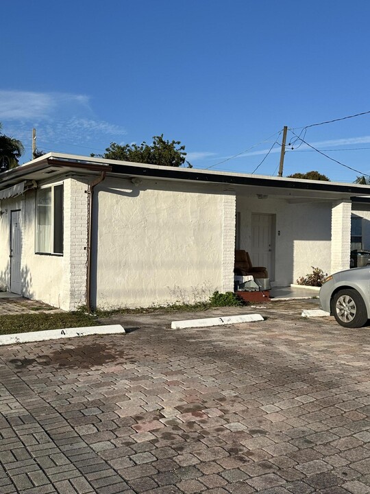 4671 1st Ln S in West Palm Beach, FL - Building Photo