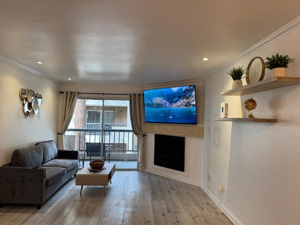5500 Owensmouth Ave in Los Angeles, CA - Building Photo