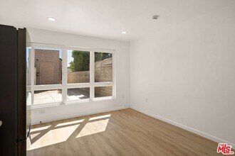 435 W Elk Ave in Glendale, CA - Building Photo - Building Photo