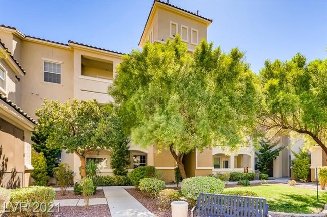 8777 W Maule Ave in Las Vegas, NV - Foto de edificio - Building Photo