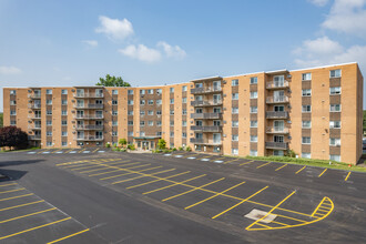 The Towers at Falling Water in Strongsville, OH - Foto de edificio - Building Photo