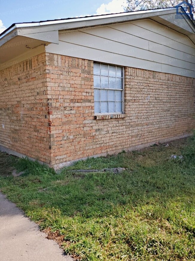 1217 SW Wisconsin Ave in Lawton, OK - Foto de edificio - Building Photo