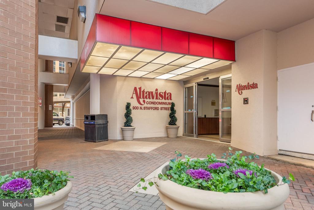 900 N Stafford St in Arlington, VA - Building Photo