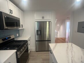 452 Centre St, Unit 2 in Boston, MA - Building Photo - Building Photo