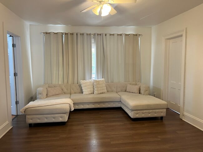 13 Dr Aaron B Samuels Blvd in Danbury, CT - Foto de edificio - Building Photo