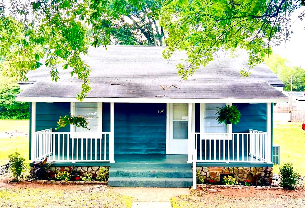 106 Lester Ave in Greenville, SC - Building Photo