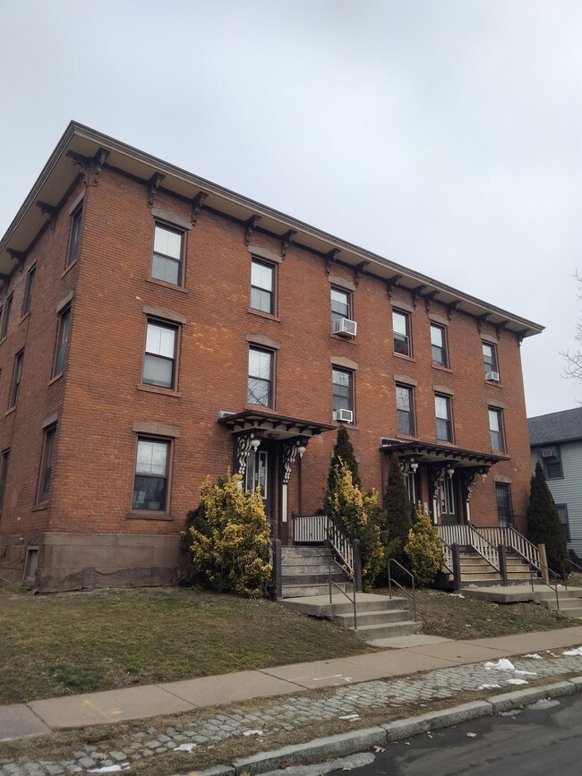 44 Alden St in Hartford, CT - Building Photo - Building Photo