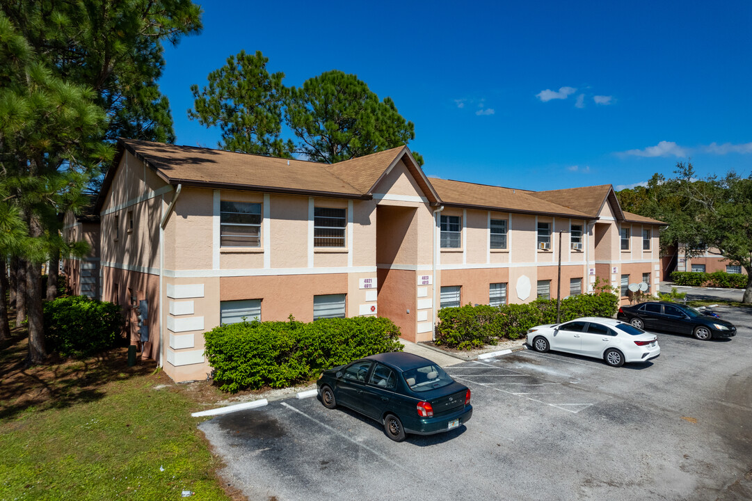 Palm Bay Club in Palm Bay, FL - Foto de edificio