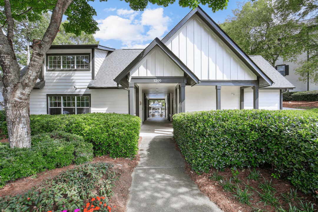 Grande Oaks at Old Roswell Apartment Homes in Roswell, GA - Building Photo