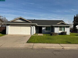 2510 Peppertree Dr in Merced, CA - Building Photo