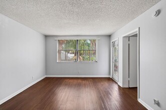 708 Executive Center Dr in West Palm Beach, FL - Building Photo - Building Photo