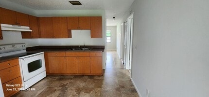 510 Wisteria Ave in Fort Pierce, FL - Building Photo - Building Photo