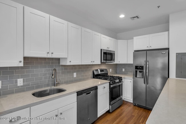 24 Broad St in Red Bank, NJ - Building Photo - Building Photo