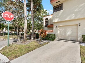 3400 Emerald Oaks Dr in Hollywood, FL - Building Photo - Building Photo
