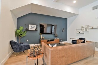Coastal Village Apartments in Oxnard, CA - Foto de edificio - Building Photo