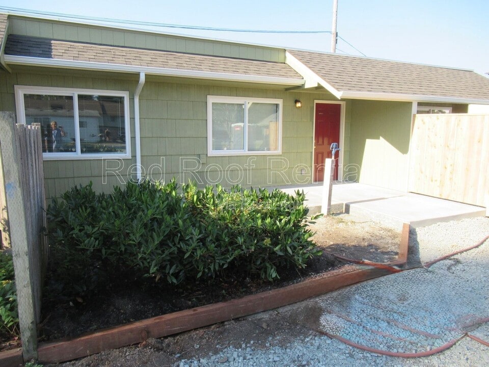 14212 Pacific Ave S in Tacoma, WA - Building Photo