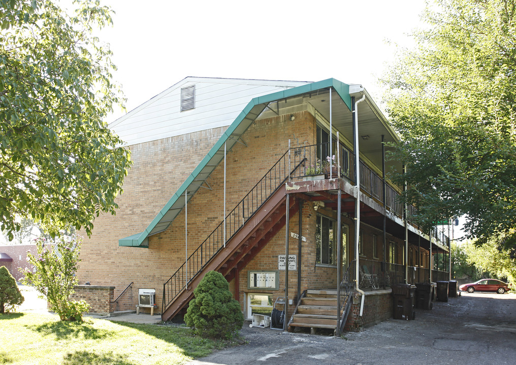 Maplewood Apartments in Garden City, MI - Building Photo