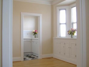 Hampton Court Apartments in Seattle, WA - Building Photo - Interior Photo