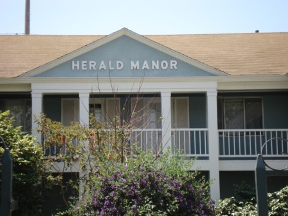 310 W Chapel St in Santa Maria, CA - Building Photo