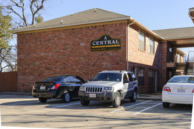 A Central Place in Denton, TX - Foto de edificio - Building Photo