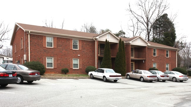 British Lake Apartments in Greensboro, NC - Foto de edificio - Building Photo
