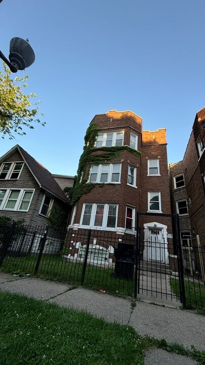 8046 S Maryland Ave in Chicago, IL - Building Photo