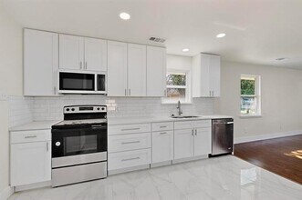 2404 Bentley Ave in Dallas, TX - Building Photo - Building Photo