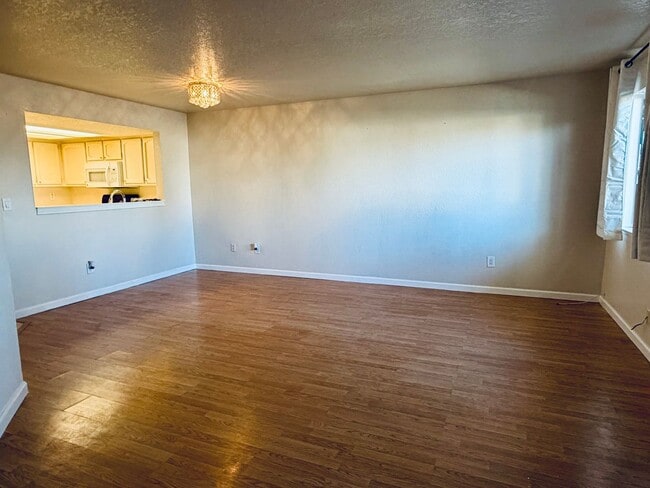 255 E Upjohn Ave in Ridgecrest, CA - Foto de edificio - Building Photo