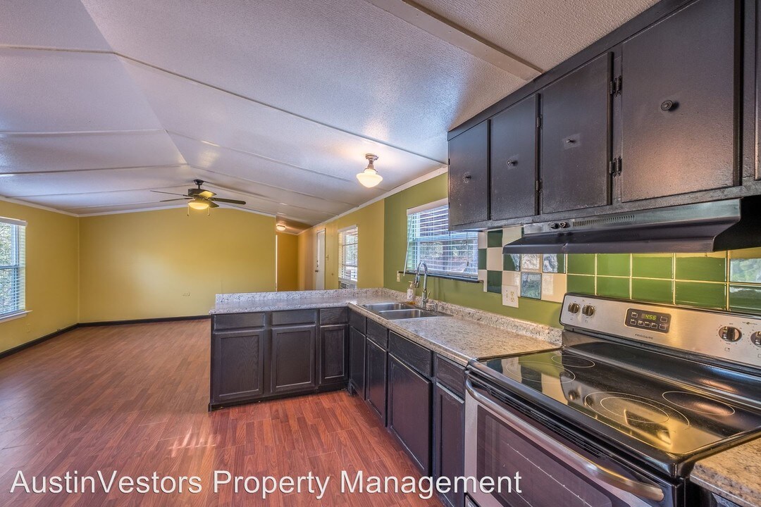 143 Old Piney Trail in Paige, TX - Building Photo