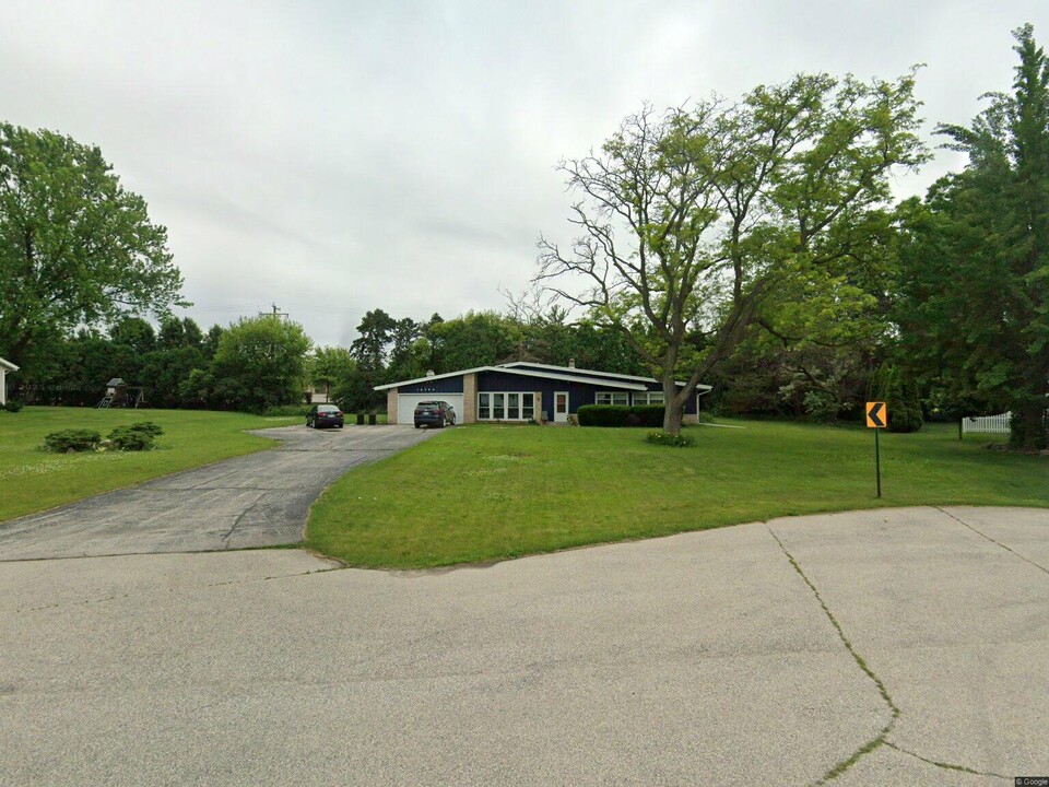 18345 Ashlea Dr in Brookfield, WI - Building Photo