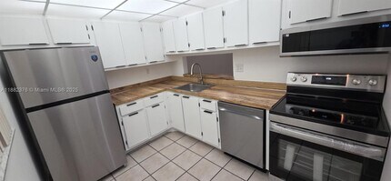 8035 SW 107th Ave in Miami, FL - Building Photo - Building Photo