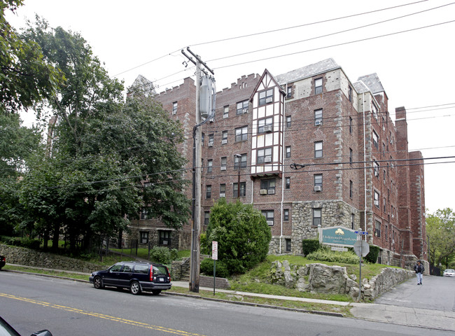 Oakwood Gardens in Mount Vernon, NY - Building Photo - Building Photo