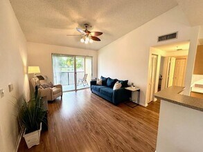 7980 N Nob Hill Rd in Tamarac, FL - Building Photo - Building Photo