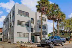 517 Columbia Dr, Unit 20 in Tampa, FL - Building Photo