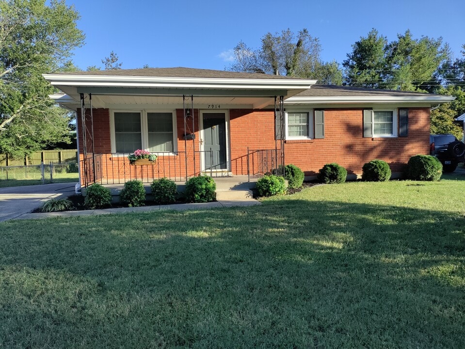 7914 Greenway Dr in Louisville, KY - Building Photo